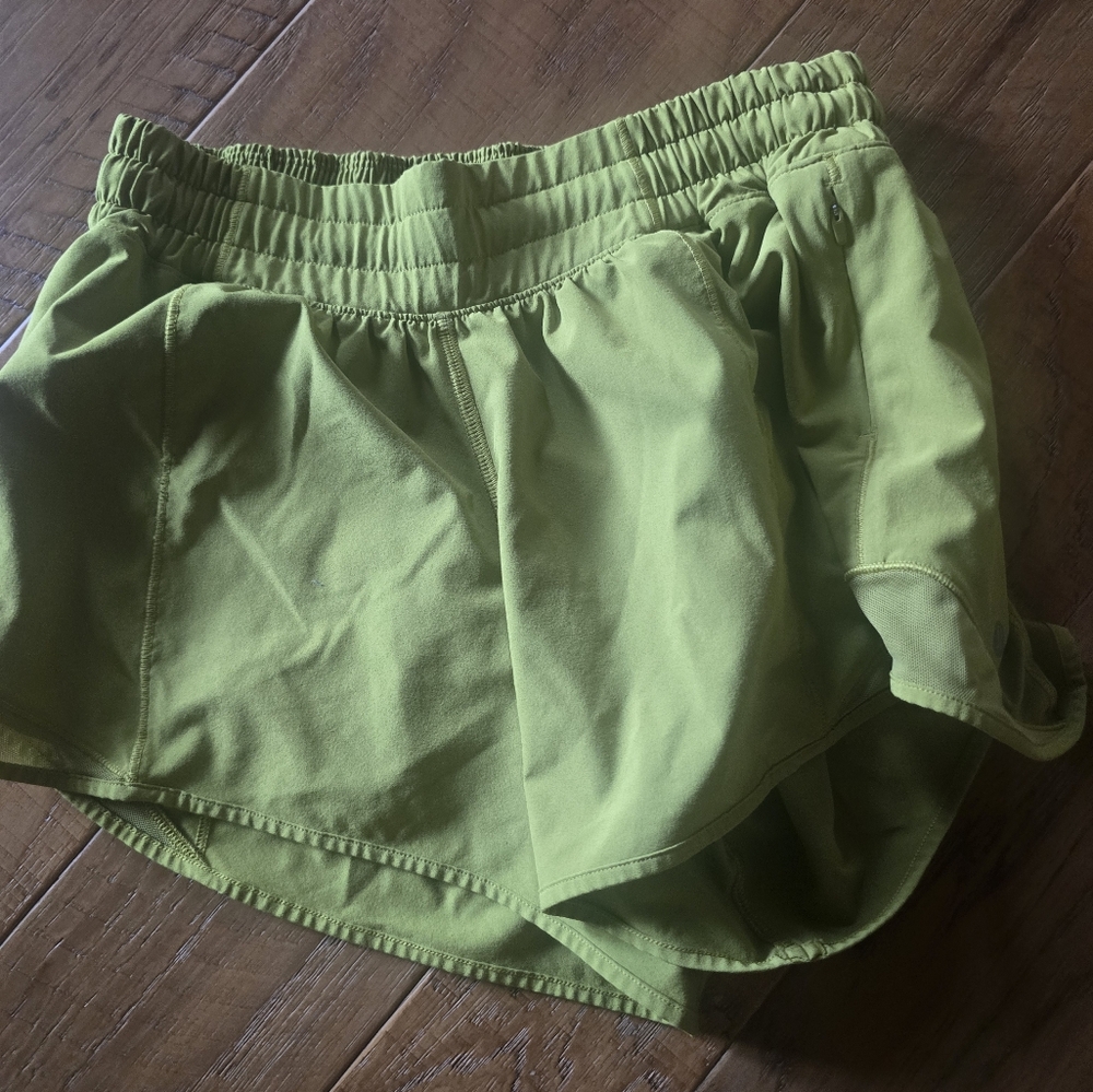 Lululemon Golden Lime Hotty Hot 4 Inch Size 6